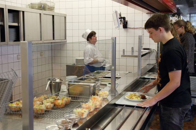 Essensausgabe in der Schulmensa