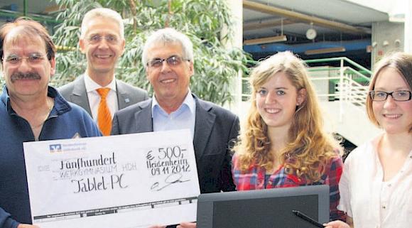 Volksbank stiftet Tablet für das Werkgymnasium Volksbank stiftet Tablet für das Werkgymnasium