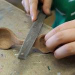 Feinarbeit am Holzlöffel