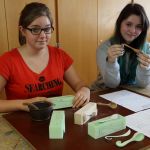 Schülerinnen mit Anfangsentwurf, Zwischenstufen und Endprodukt