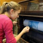 Feinarbeit an der Druckmaschine