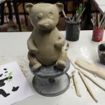 Entwurfszeichnung und noch unfertige Tierplastik