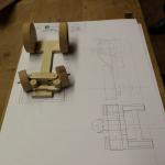 Technische Zeichnung mit fertigem Fahrwerk des Holzfahrzeugs