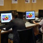 Schüler bei der digitalen Bildbearbeitung