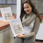 Schülerin mit  Probebogen der Beizfärbung von Natur- und Kunstfasern