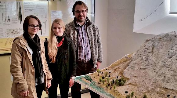 Schülerinnen bauen Urzeit-Modell für das Schlossmuseum