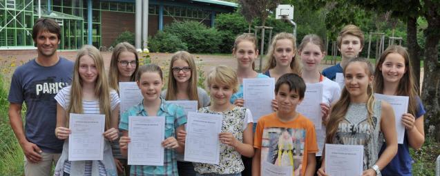 Herr Bohé mit den diesjährigen DELF-Absolventen