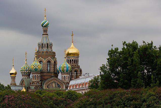 Quelle: https://upload.wikimedia.org/wikipedia/commons/thumb/4/43/St.Petersburg_Russia_Church_Park-2.jpg/1280px-St.Petersburg_Russia_Church_Park-2.jpg