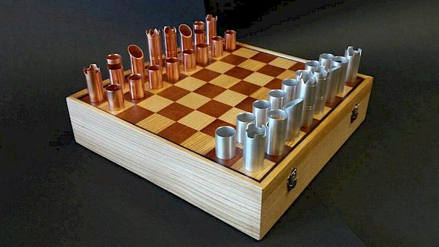 Selbst hergestelltes Schachspiel als Abschiedsgeschenk für Herrn Ammann (Foto: M. Brodbeck)