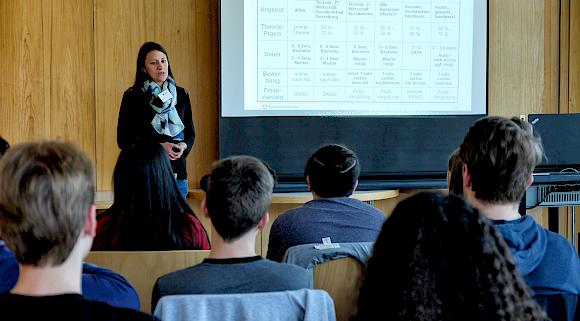 Duales Studium - Nadine Belau zu Gast an der Schule