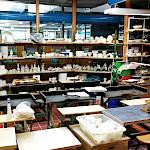 Keramikraum mit den fünf Drehscheiben und unserem Brennofen