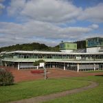 Außenansicht der Schule von der Rückseite