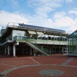 Außenansicht der Schule im Bereich des Haupteingangs