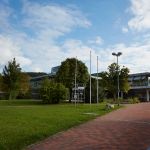 Hauptzugang zum Schulgebäude und Sunny Eye